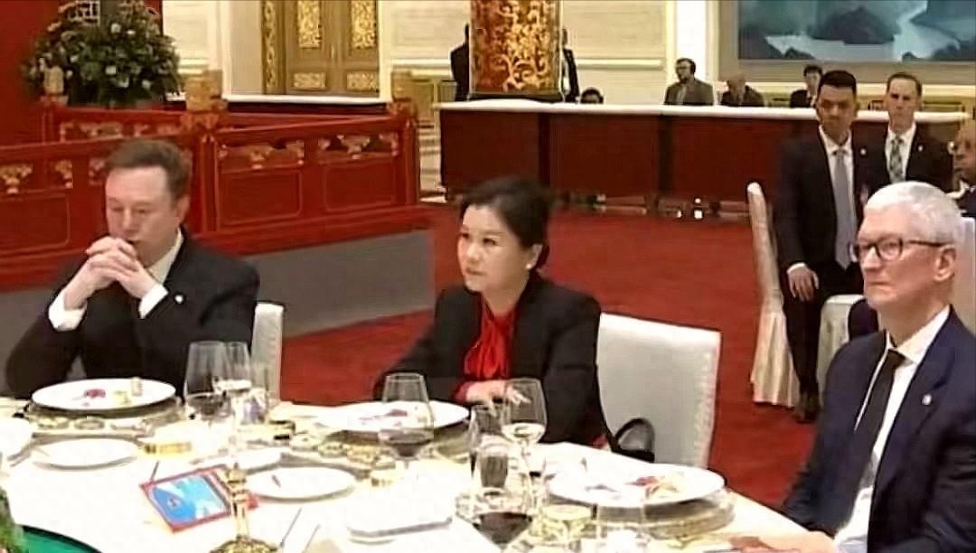 你认得库克、马斯克身边的周群飞
你知道她靠手机玻璃制造发家出圈
但你知不知道她手