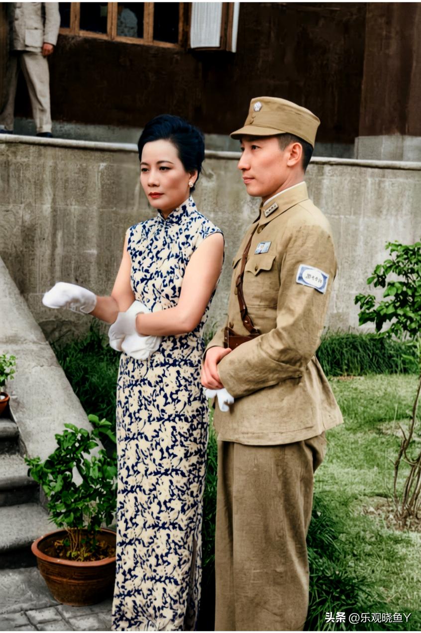 这是蒋纬国年轻时与继母宋美龄在南京留下的一张老照片，拍摄于上世纪四十年代。这绝非