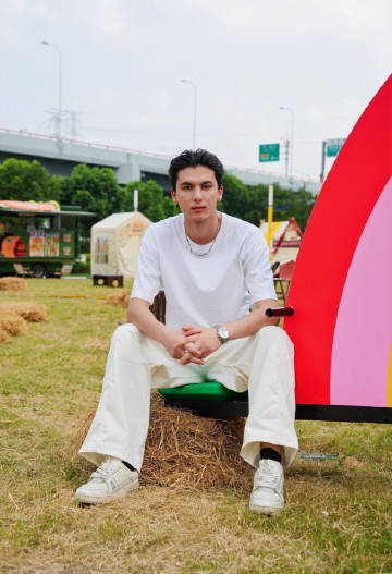 对新疆帅哥颜值有了实感 谁被新疆小哥的颜值暴击！浓眉大眼高鼻梁，侧脸线条比人生规