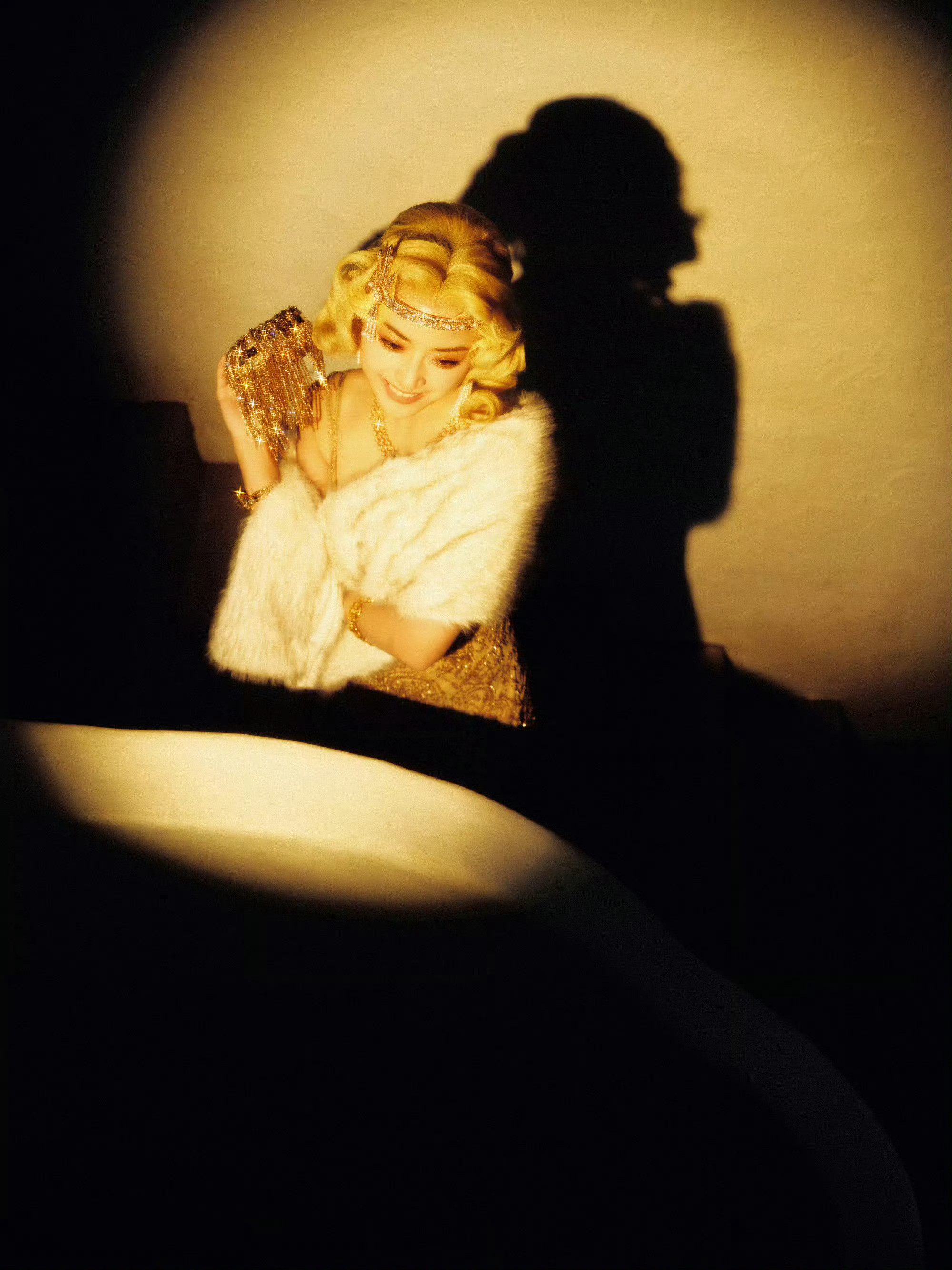 沈月金发复古海报沈月 这个金发沈月太美了！也祝沈月生日快乐呀！一起来看《亲爱的客