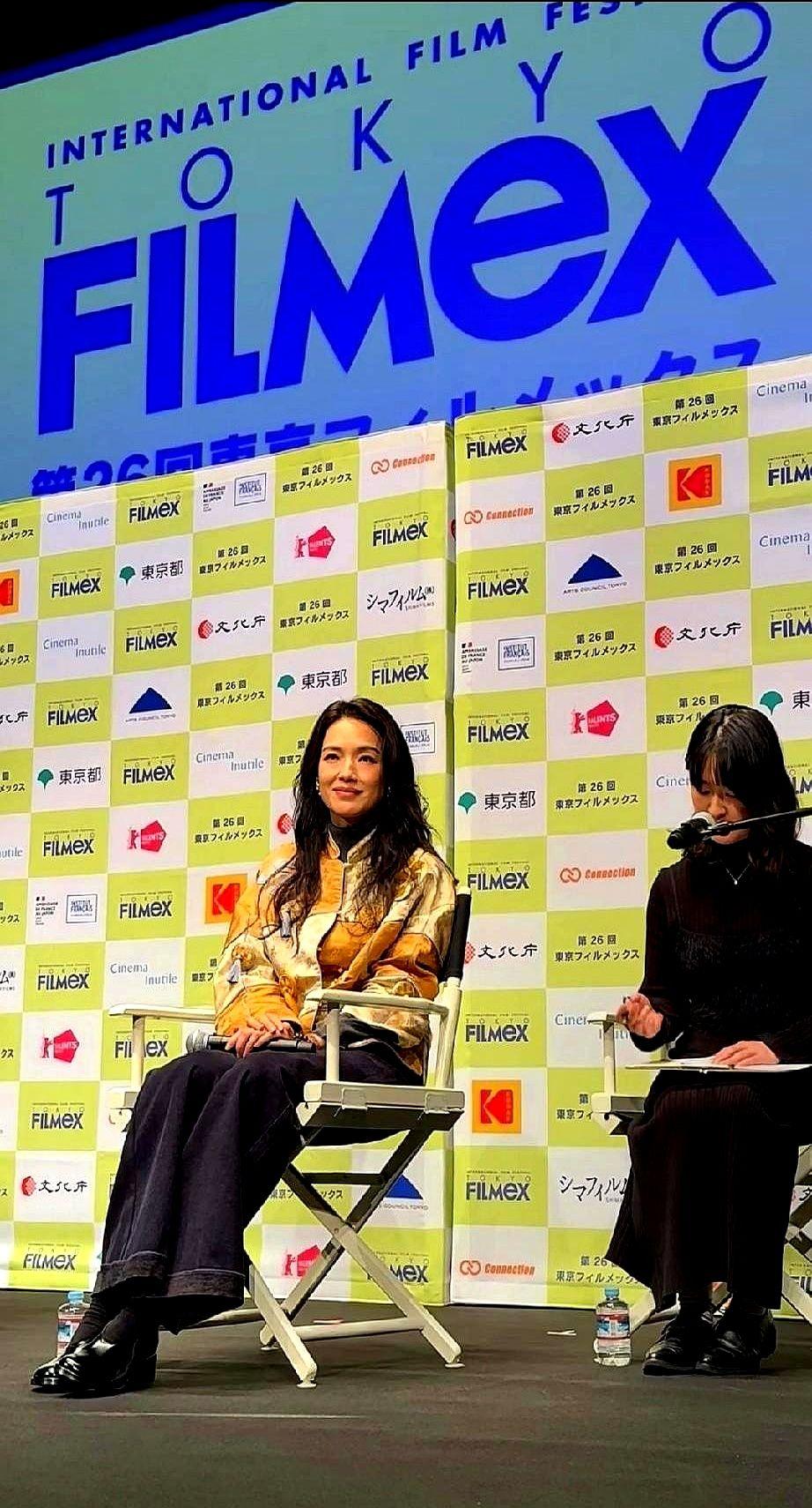 要说最近谁的状态最让人羡慕，舒淇绝对算一个。

前两天她一亮相，评论区直接就炸锅