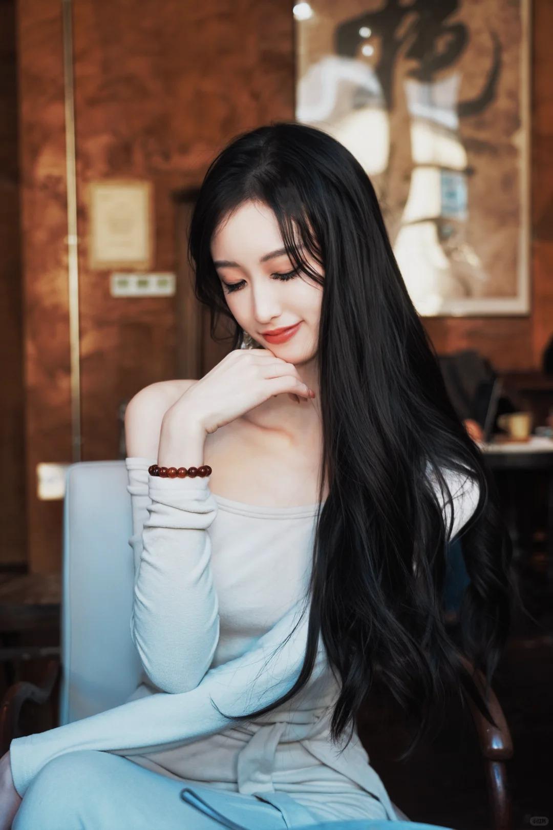 娇羞可爱的兼职模特小美女，眼结膜的粉晕像刚摘的草莓花瓣，浅浅映在眼白内侧，不突兀