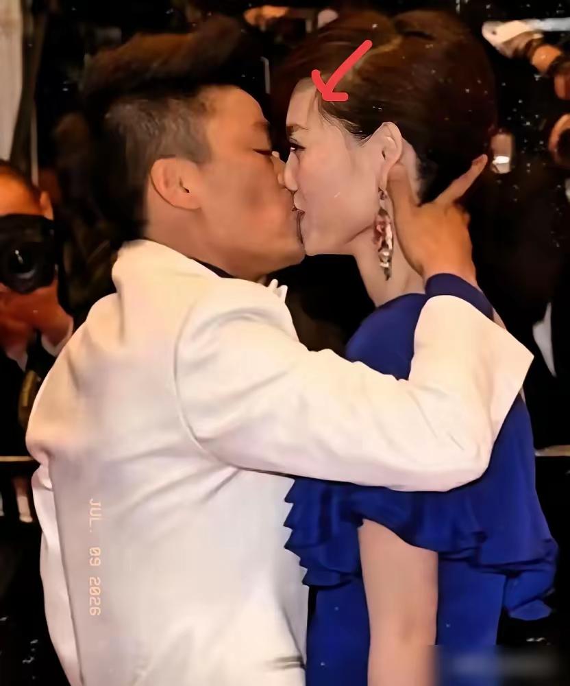这是2013年王宝强和前妻马蓉在戛纳电影节上走红毯的合影。王宝强在全世界媒体镁光