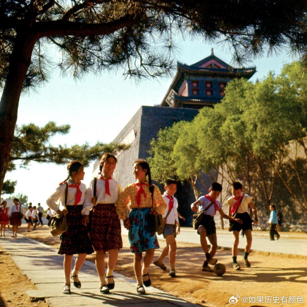 河北山海关，放学路上结伴而行的小学生。摄影 孙树清Shanhaiguan, He