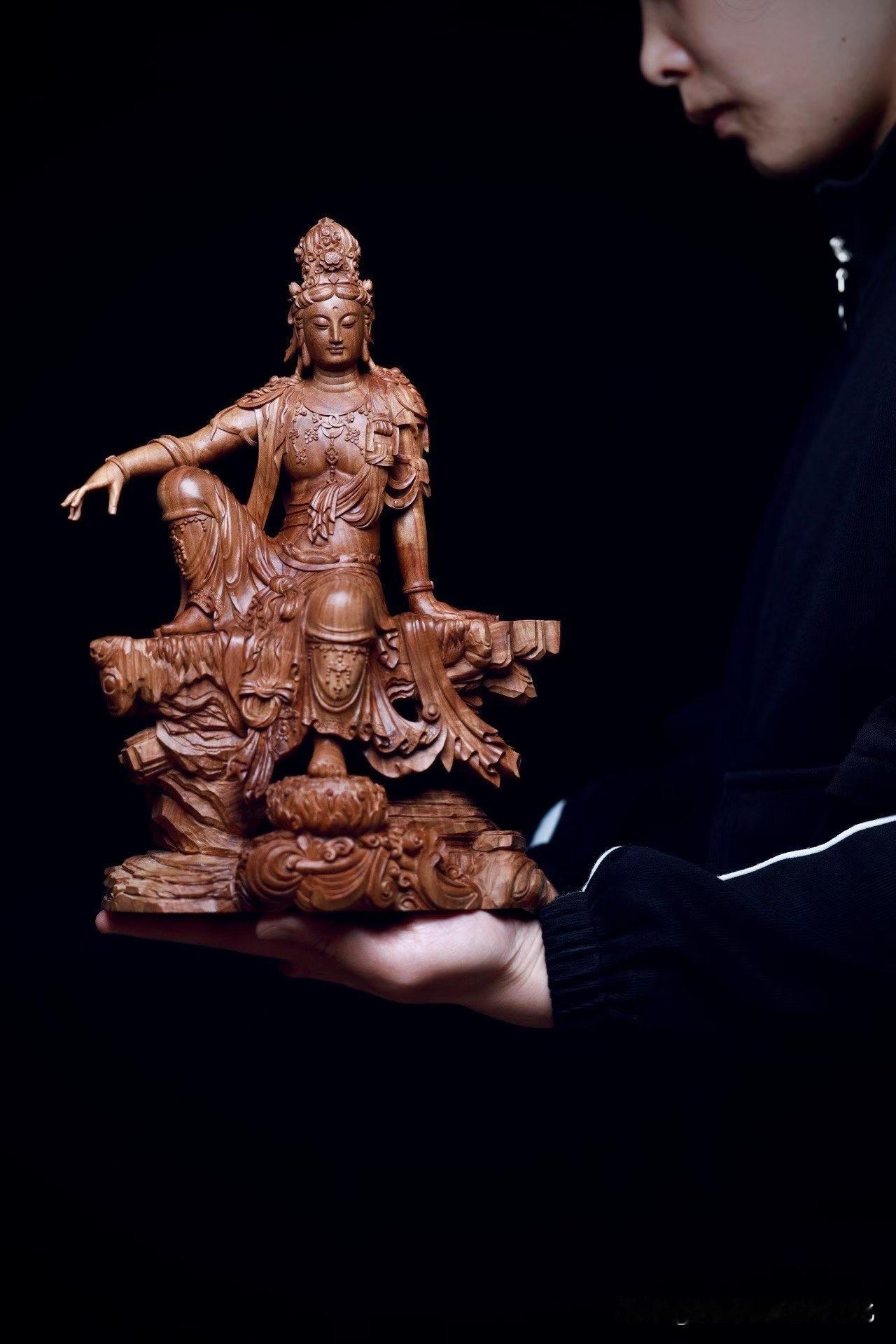有些观音，是端坐。
有些，是自在。

这一尊水月，不求正，不求满。
一腿收，一足