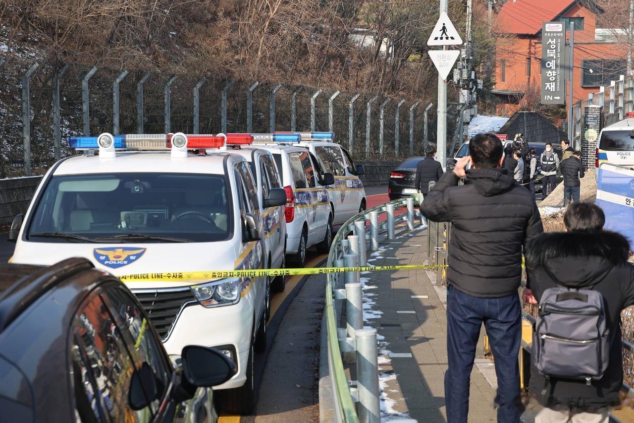 韩国演员李善均被发现死在车内，疑似自杀，警察现场调查画面曝光
12月27日，韩国