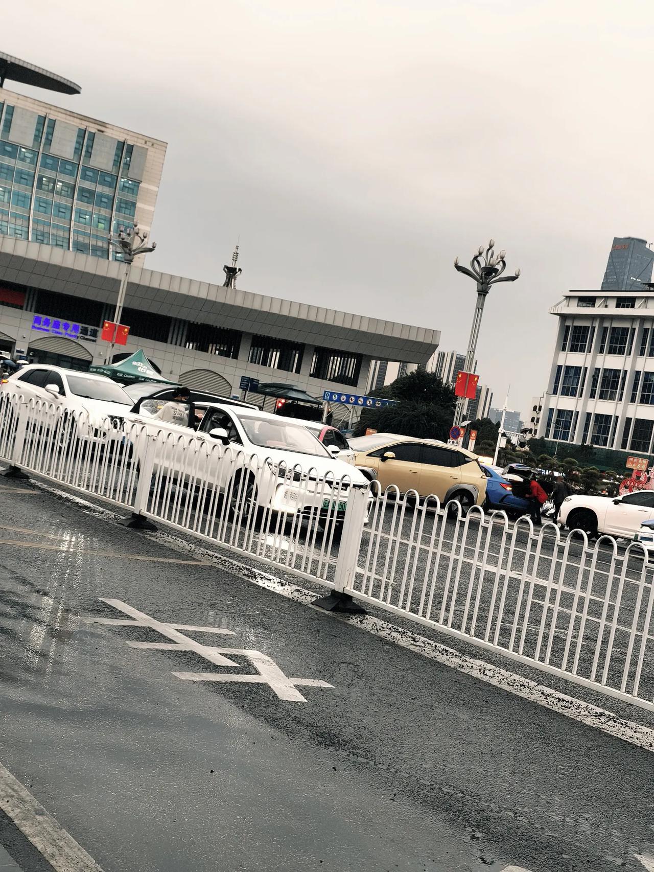 昆明火车站的北广场门口这里，交通好乱，私家车，出租车，网约车等都在这个道上下客，