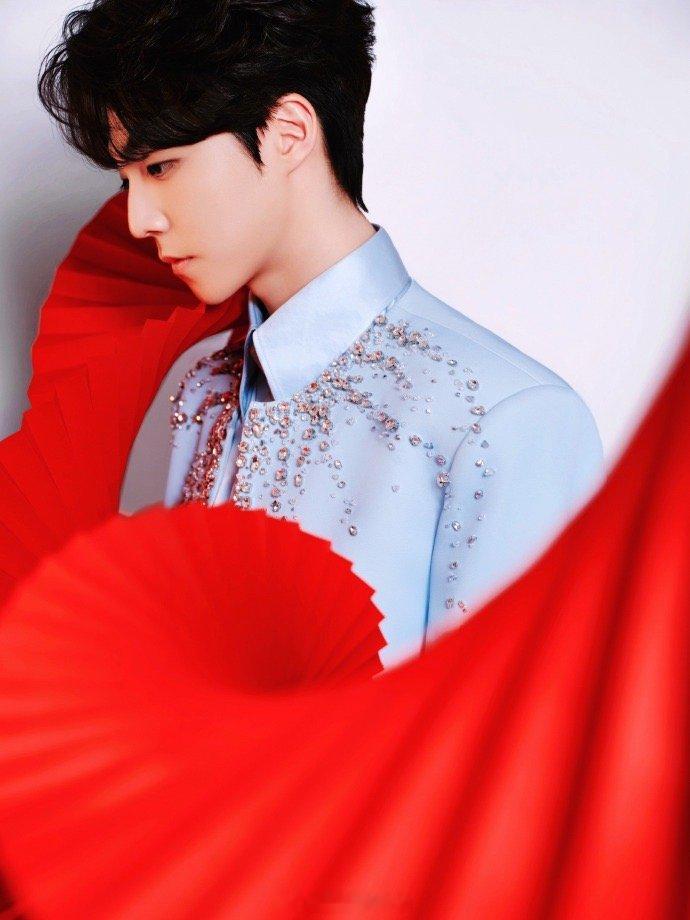 陈立农歌声能打 不愧是开了十场万人巡演的舞台实力！！陈立农的歌声真的好能打！！宝