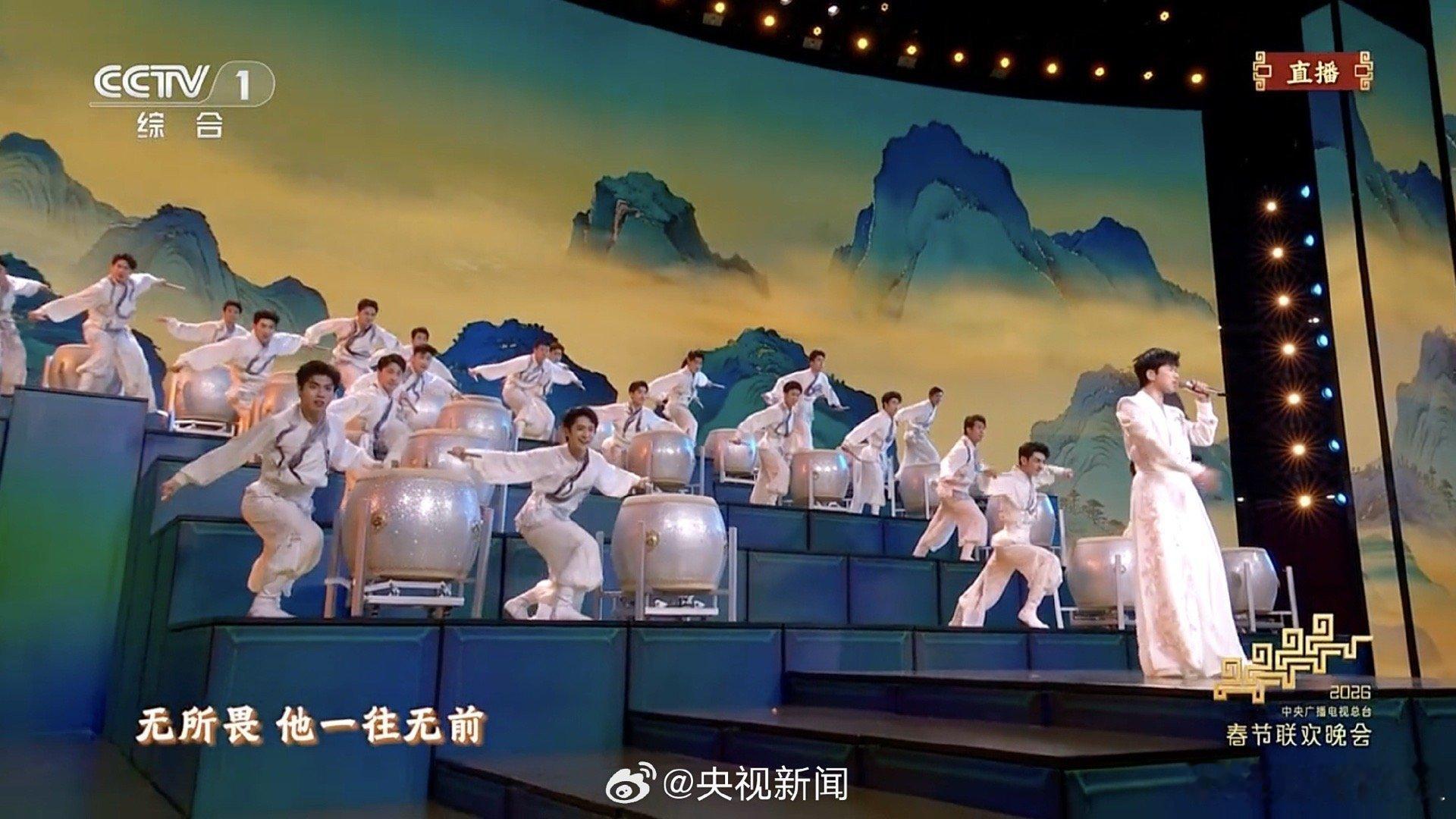 张杰张杰春晚独唱 张杰春晚独唱驭风歌 没有炫技只有实力，张杰用岁月沉淀的嗓音，征