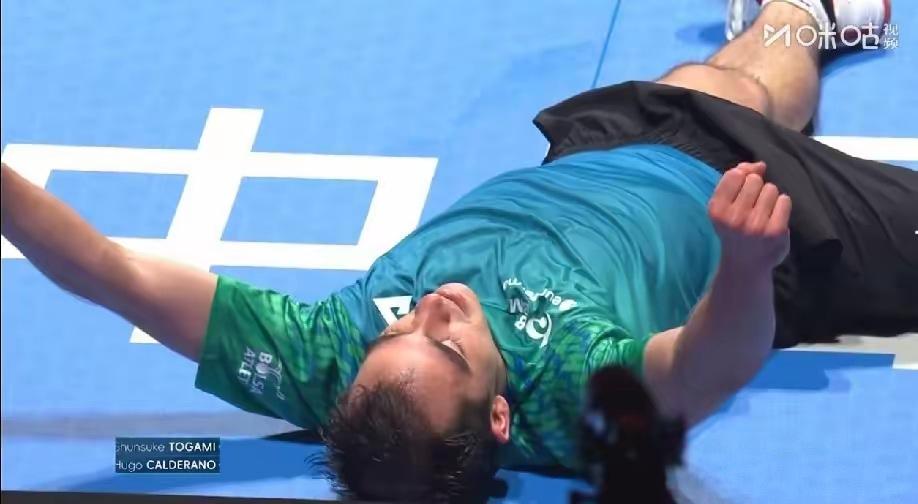 【雨果击败户上隼辅进八强不容易，拼尽全力，赛后笑着躺到在地】这场球真的拼到了极致