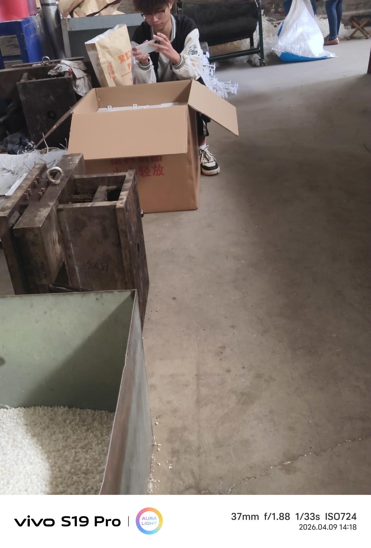 游戏很诱惑人吗？……小伙子二十了，今天帮他妈妈来我家上班，但是我发现他全程的注意