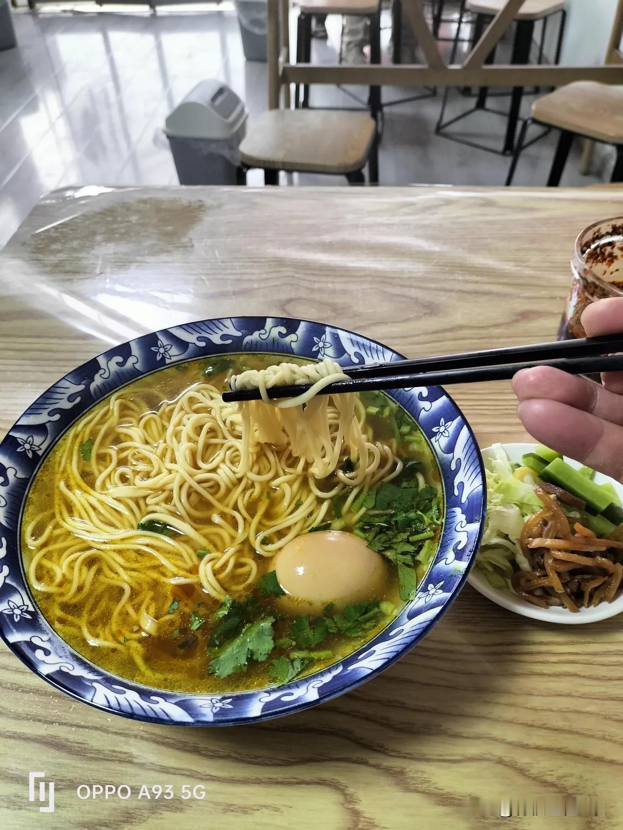 德州拉面小碗儿6块，鸡蛋一块，价格很便宜。

今天路过一家新开的拉面店儿，店里干