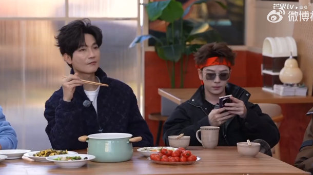 快乐老友记直播快乐老友记 哥几个开启直播，边吃边分享趣事，主打熟人陪伴。松弛感爆