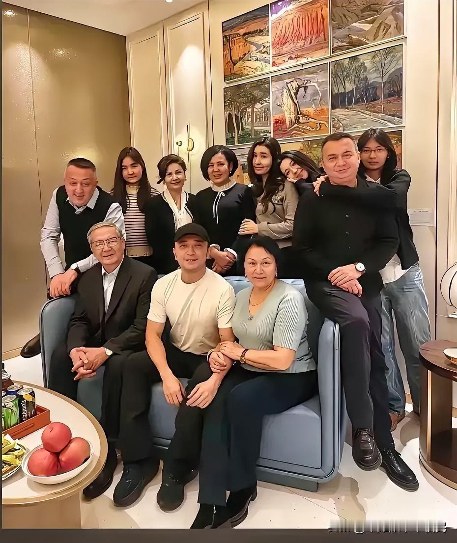 尼格买提的家庭太让人意外！父母二婚各带娃，磨合多年生他竟成央视顶流
 
尼格买提