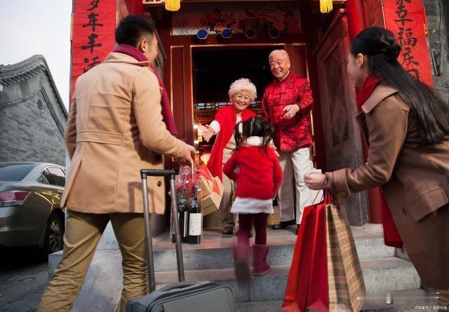 大年初二回娘家，全国女婿仿佛统一培训，状态惊人一致：礼物拎满手，笑容挂满脸，嘴巴