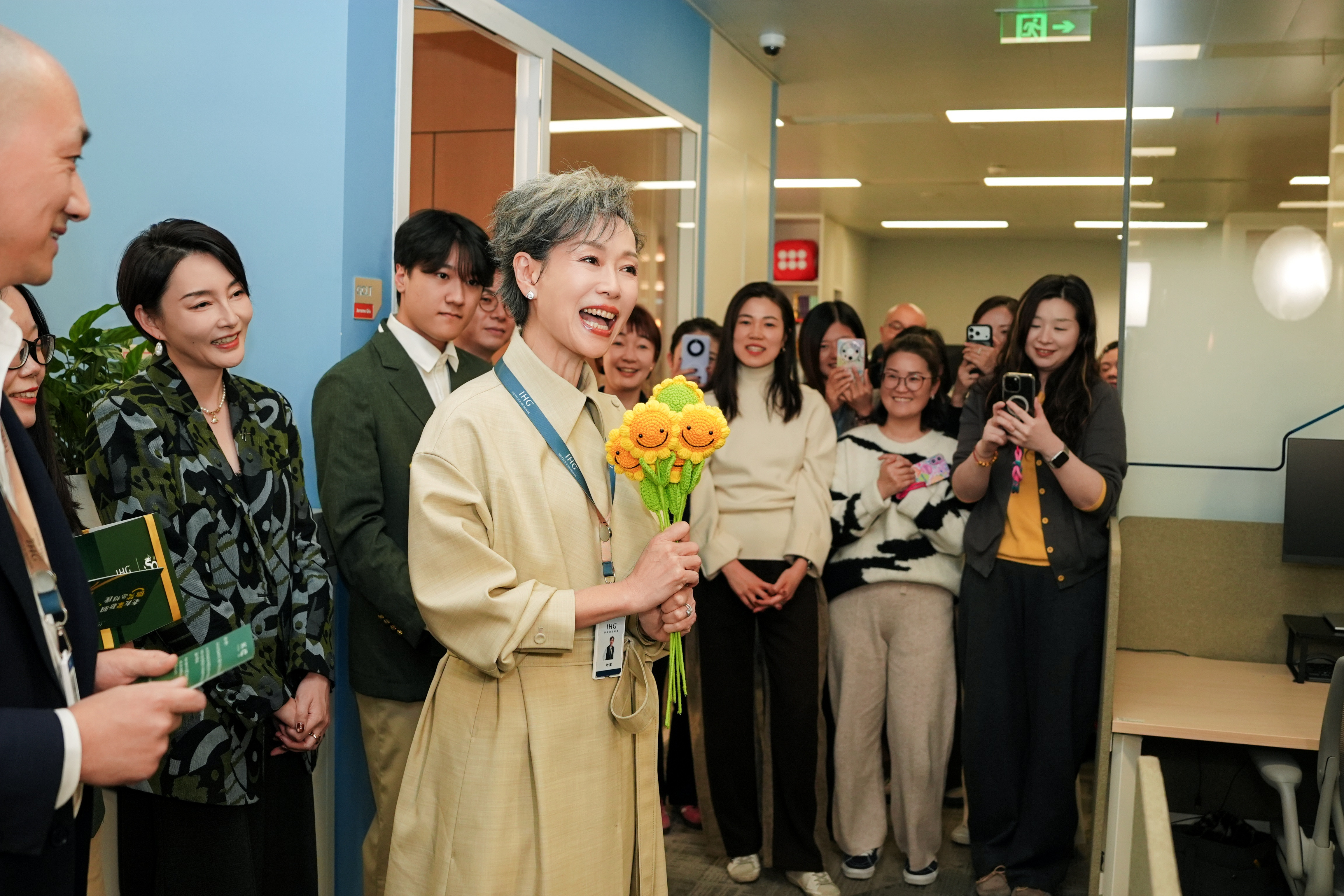 今天，叶童“空降”洲际酒店集团，换上工牌、坐到新工位、给同事派礼物，一秒把办公室