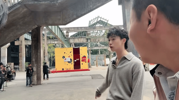 看完桃花坞直播直接被徐志胜可爱到！大半夜偷偷去小卖部吃香肠，被恩利和贺峻霖当场曝