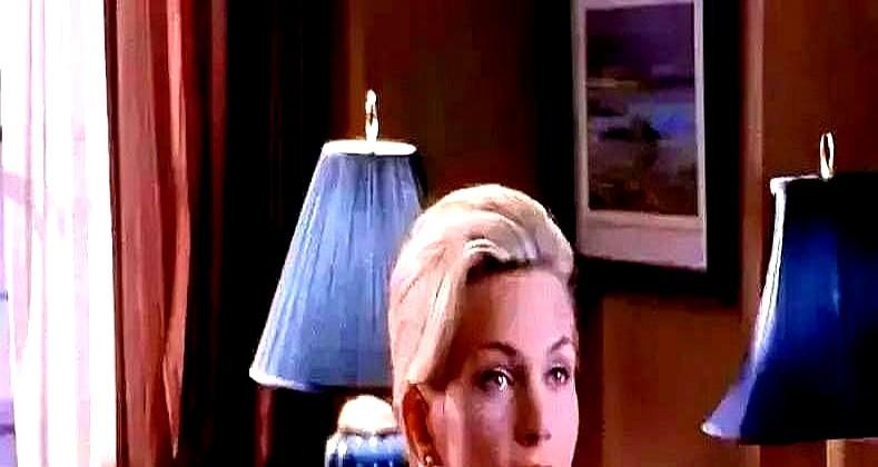 女演员在首映礼上，当众扇了导演一巴掌。

就因为拍戏时，导演一句“白色内裤反光”