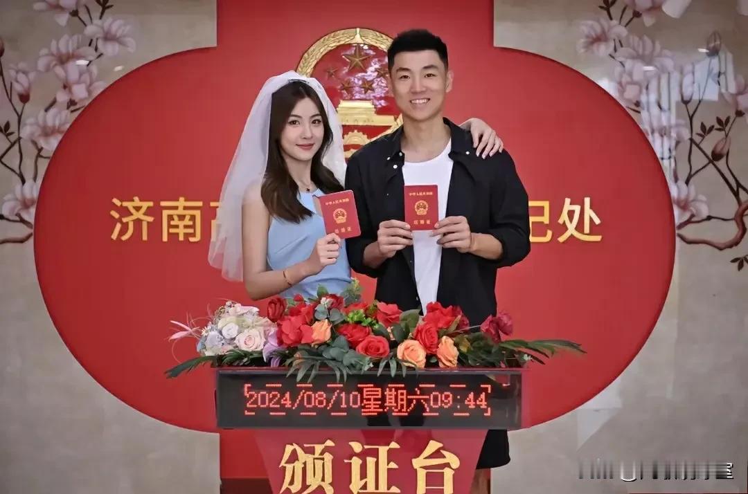 那个自称“亚洲前三侧颜”的中国男篮球员高诗岩终于官宣结婚了！
的确，多年的爱情长