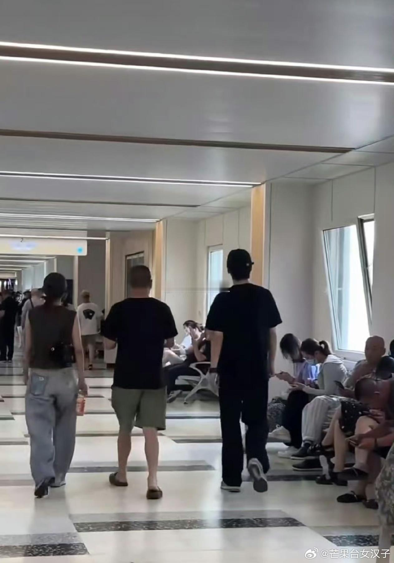 邢昭林卢洋洋还在一起 邢昭林卢洋洋在医院被偶遇，两人曾多次同行被拍，网传因戏生情