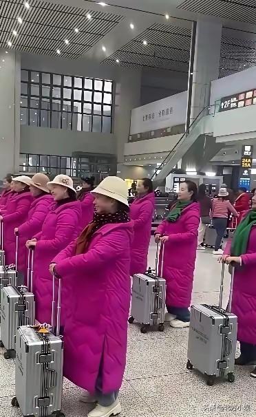 真是丢人现眼，自我感觉良好，可是旁人却看着像个笑话！

有的人说如果自己老了，要