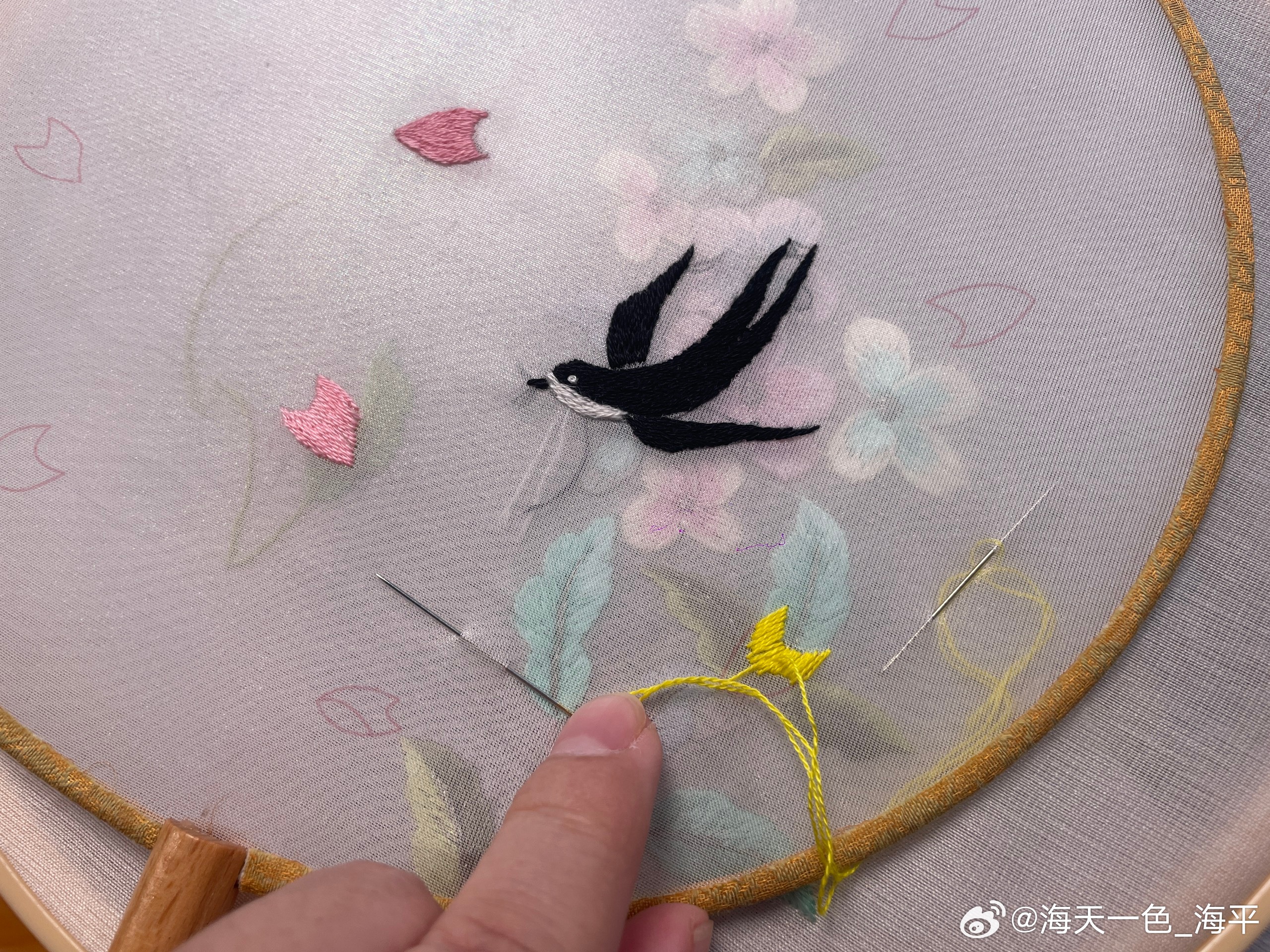 生活手记古绣沉淀时光，当代突破边界。以笔代针，落笔生花，在手绘纹样间，安放一整个