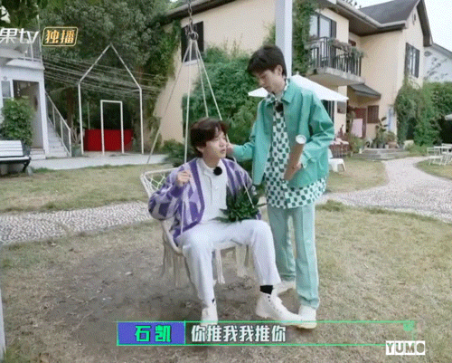 专注果桃的手机想拿就拿，专注盛开的手机想看就看，专注想抱就抱想靠就靠想牵就牵想亲