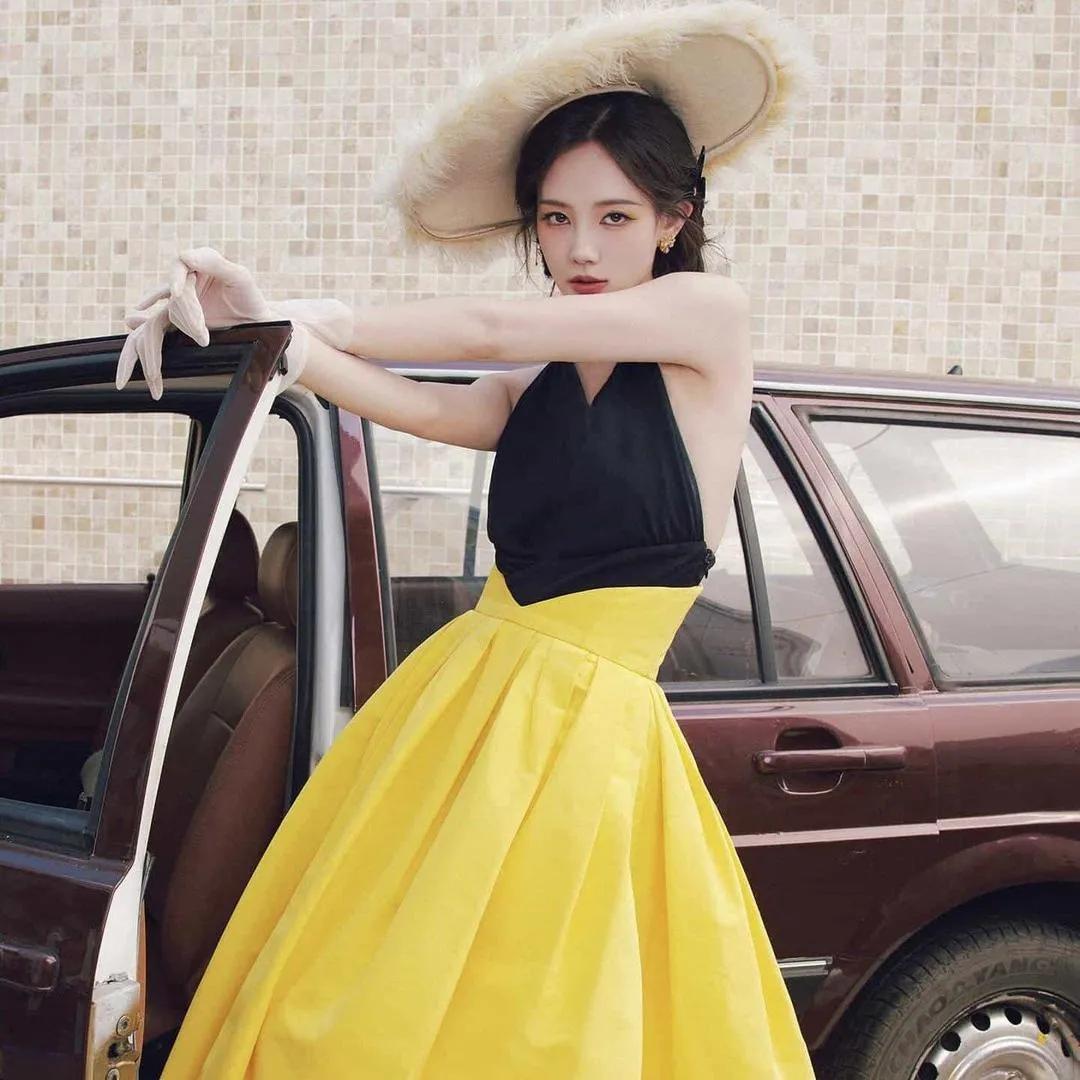复古风穿搭，黄裙+黑色背心，搭配草帽，复古又时髦！玫红色裙穿搭 米色背心连衣裙 