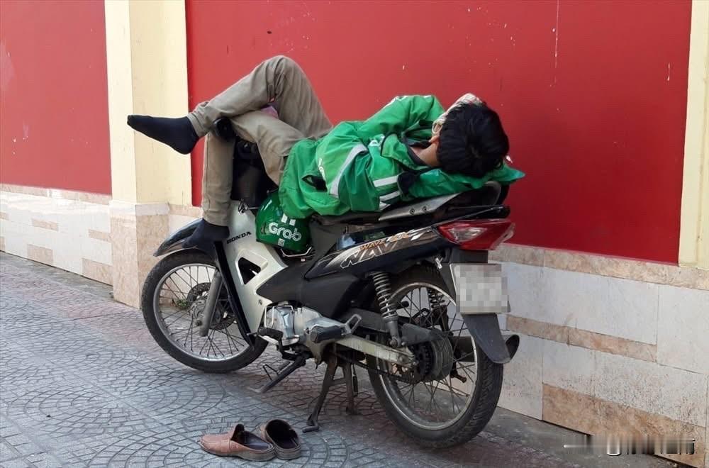如果你在越南到处看到人在打盹,不要惊讶!

你可能会看到上班族在桌子上小睡,摩托