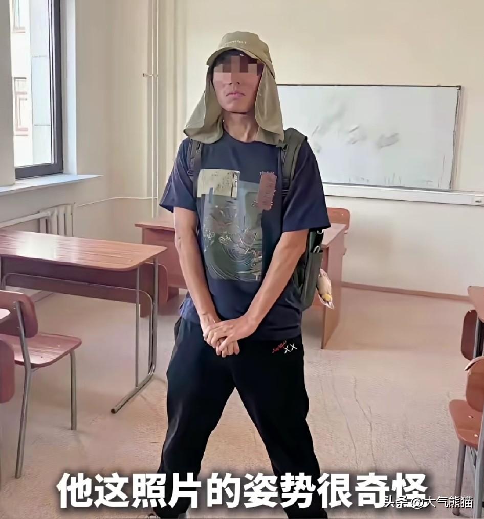 网友的眼睛都是雪亮的！
看看陈某某的这个照片动作，再结合他之前媚日的举动，很难不