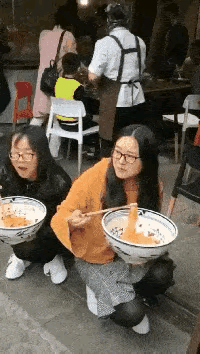美女吃这么大的一碗，估计还没有吃饱饭，手拿着都发抖了。