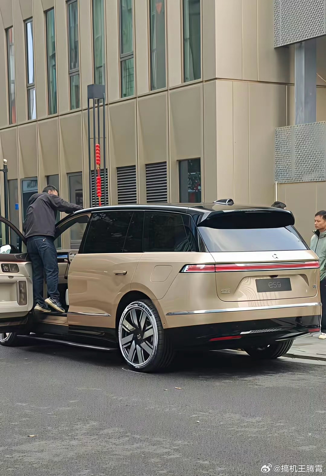 蔚来ES9实车曝光了，真哈人，又大又霸气，依旧有比较大的前备箱，如果换上大饼轮毂