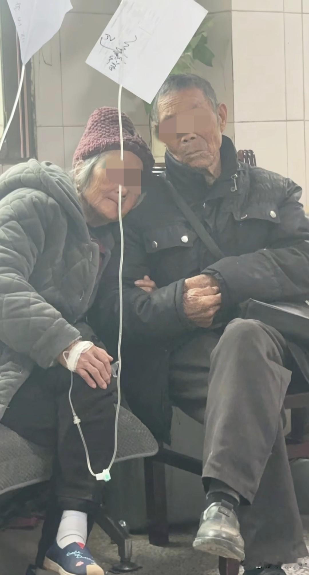 今天刷到一个视频，一位博主路过路边的一个小诊所，看到了一对老年夫妇，应该是大妈感