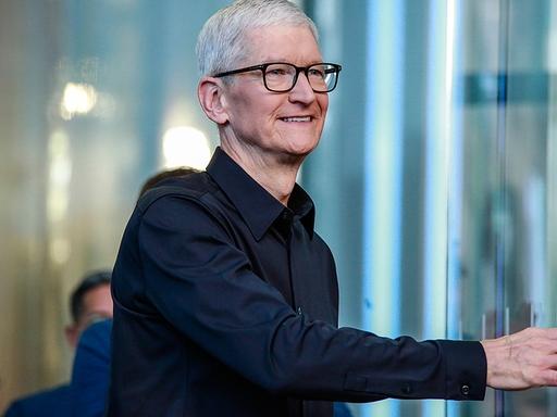 硬件出身的特努斯接棒苹果，能不能救AI？
库克卸任之后，苹果把CEO的接力棒交到