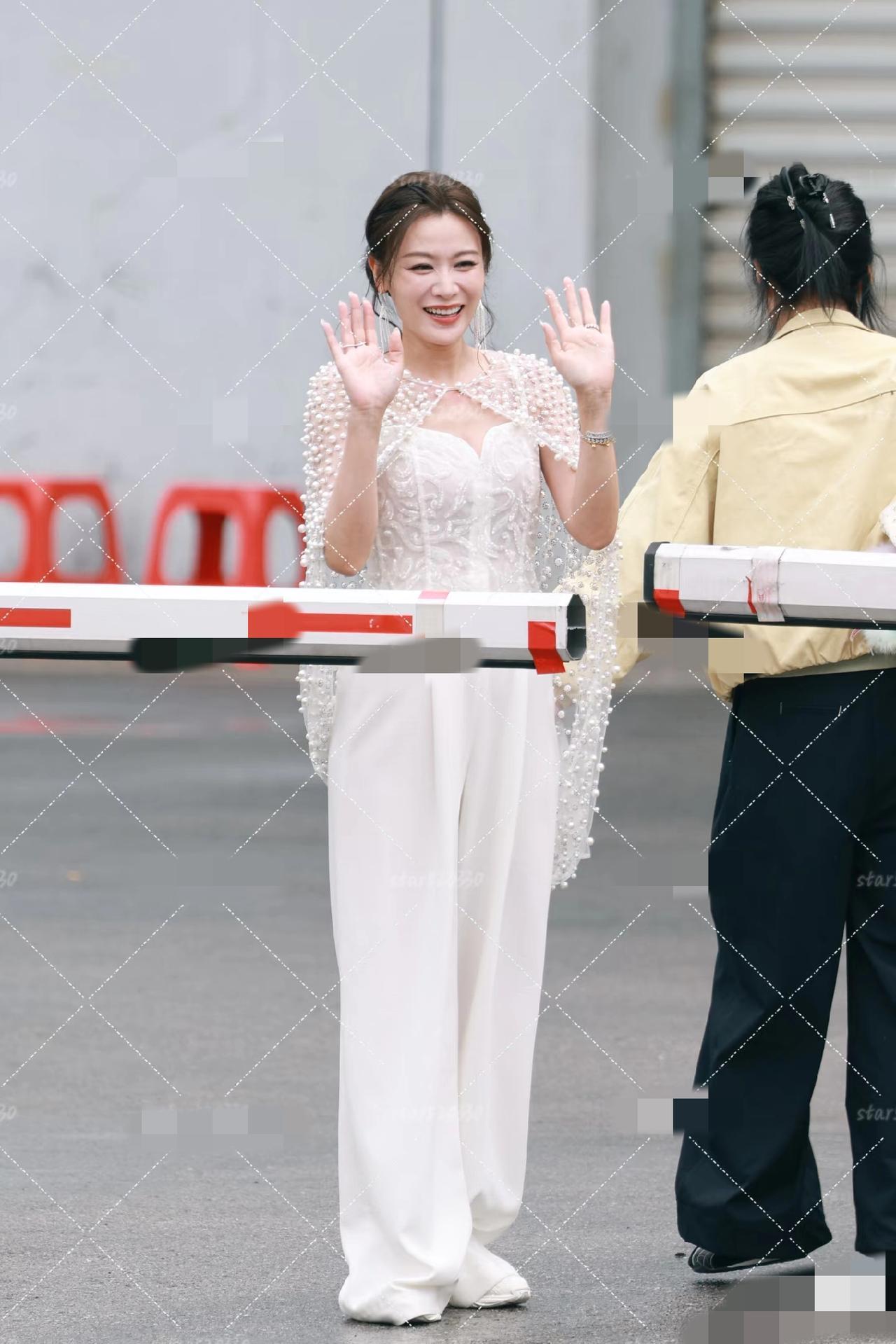 4月10日，叶一茜在长沙浪姐一公舞台录制，看脸和身材确实是有点老了，不过她对粉丝