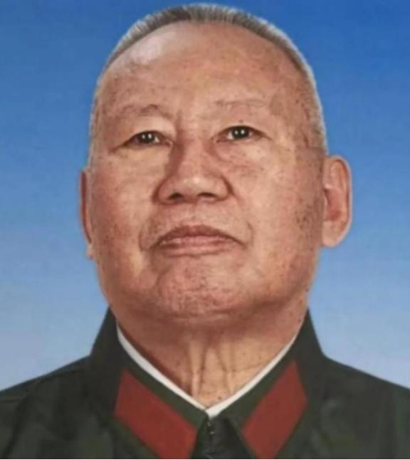 1978年，原空军副司令张积慧被撤职，被关了两年后，转业的他，到成都420厂当副