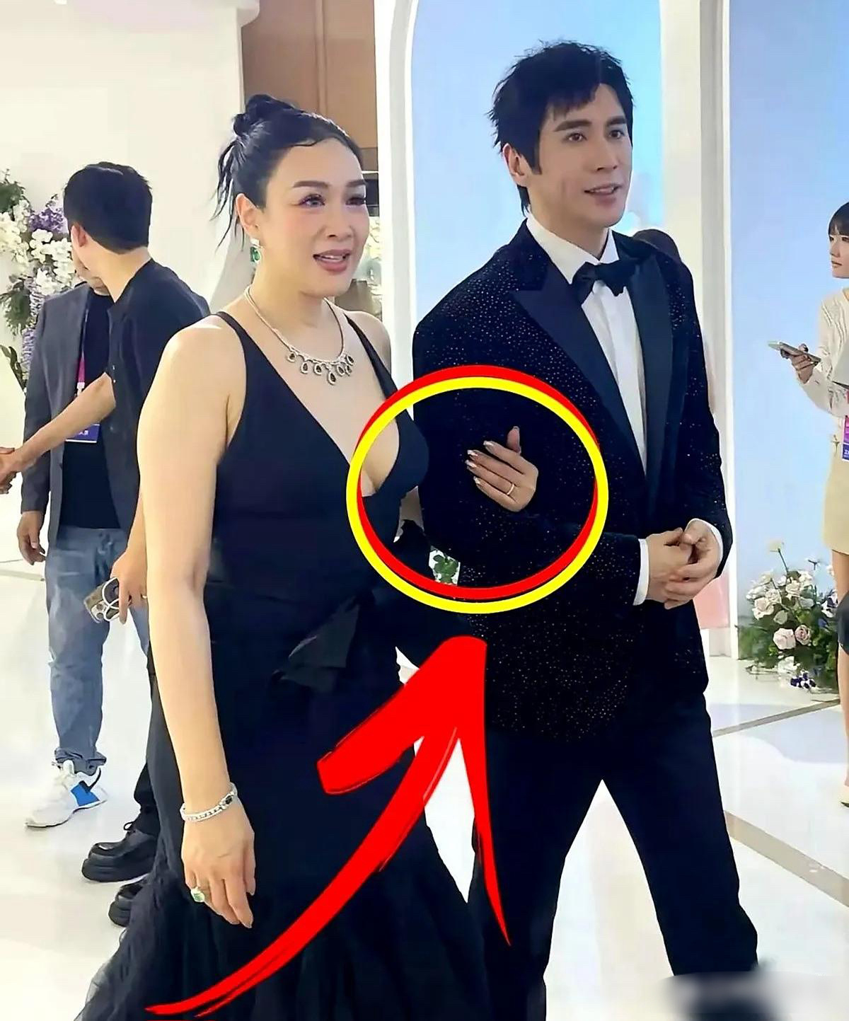 他们二人越来越不般配了。有了母子的既视感！钟丽缇嫁给张伦硕的时候46岁，那会儿她