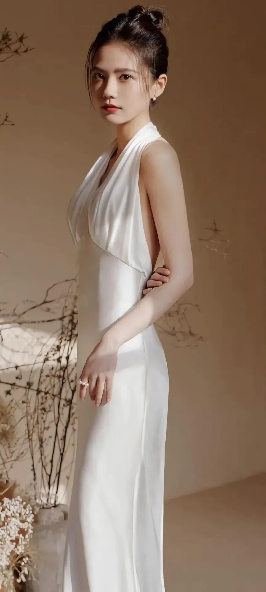 姜瑶：优雅白裙，复古韵味，沉静之美你喜欢漂亮女生吗 你们更喜欢哪位女演员的时尚风