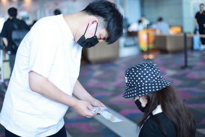 #阚清子与未婚夫现身虹桥机场# 阚清子与未婚夫现身虹桥机场，未婚夫看起来很贴心呀
