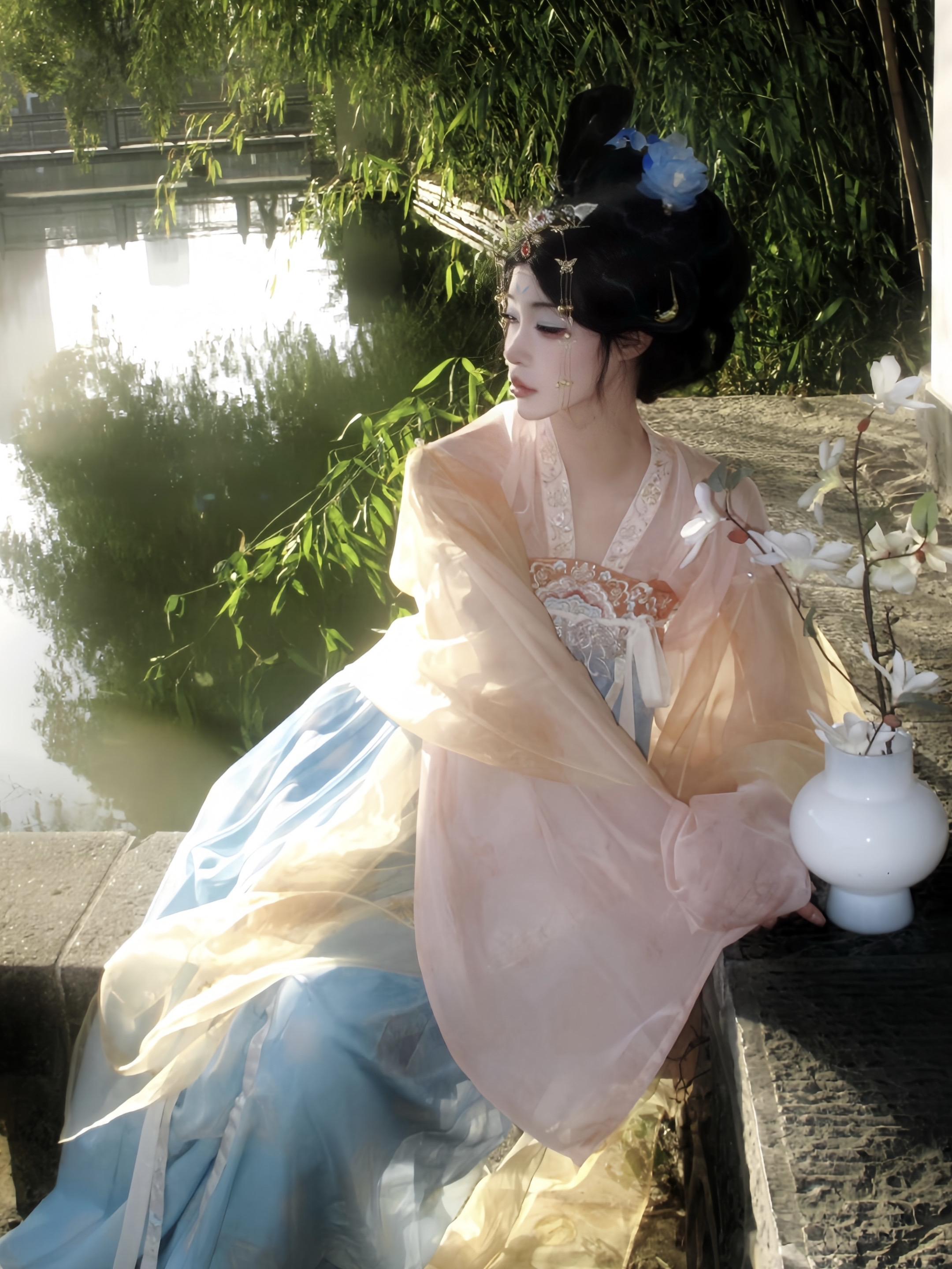 春风沉醉 吹不展愁眉.