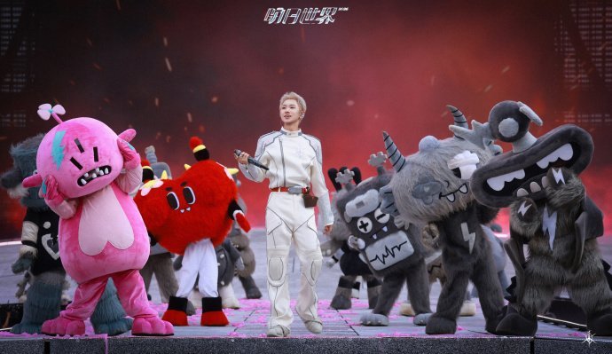 汪苏泷脱完看着大屏上的自己笑汪苏泷的可爱真的藏不住，舞台上脱衣服需要大家哄才愿意
