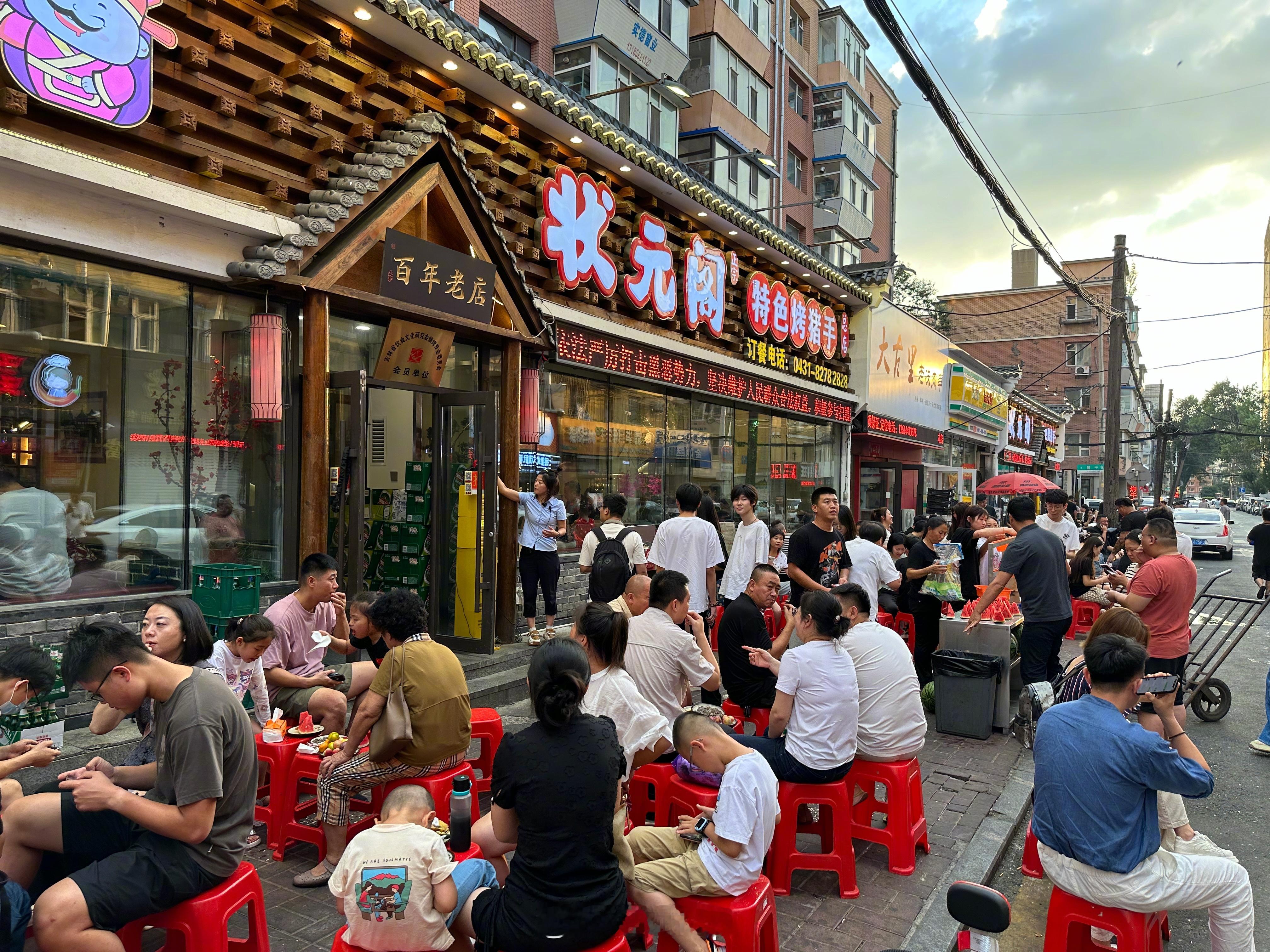 状元阁这个点儿就排大队了？ 现在叫号等一个多小时起步，最爱的烧烤真火[doge]