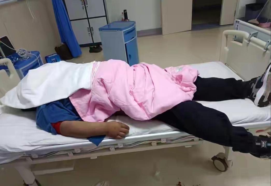 太吓人了！陕西榆林，41岁男子感冒，有些咳嗽，想着去住院，很快病就能好。入院检查