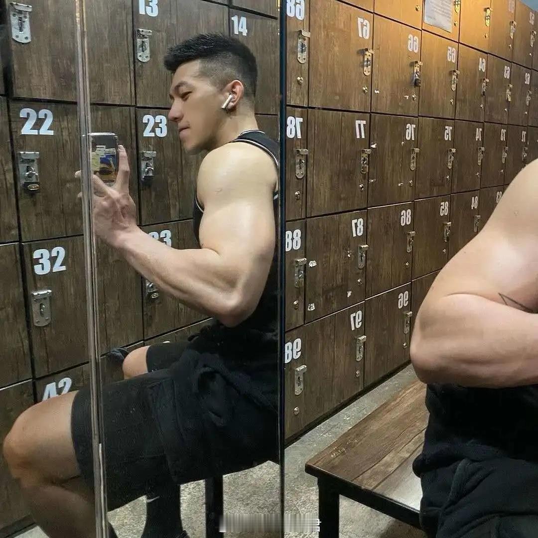 男子花87万办了300年的健身卡能不能把300年的健身卡均匀给我个一年半载的，有