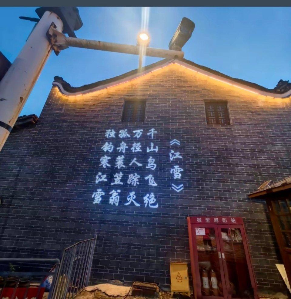 励志哲理人生 当丁达尔效应出现，世间便有了具象的温柔。万物静谧，温柔治愈。原来生