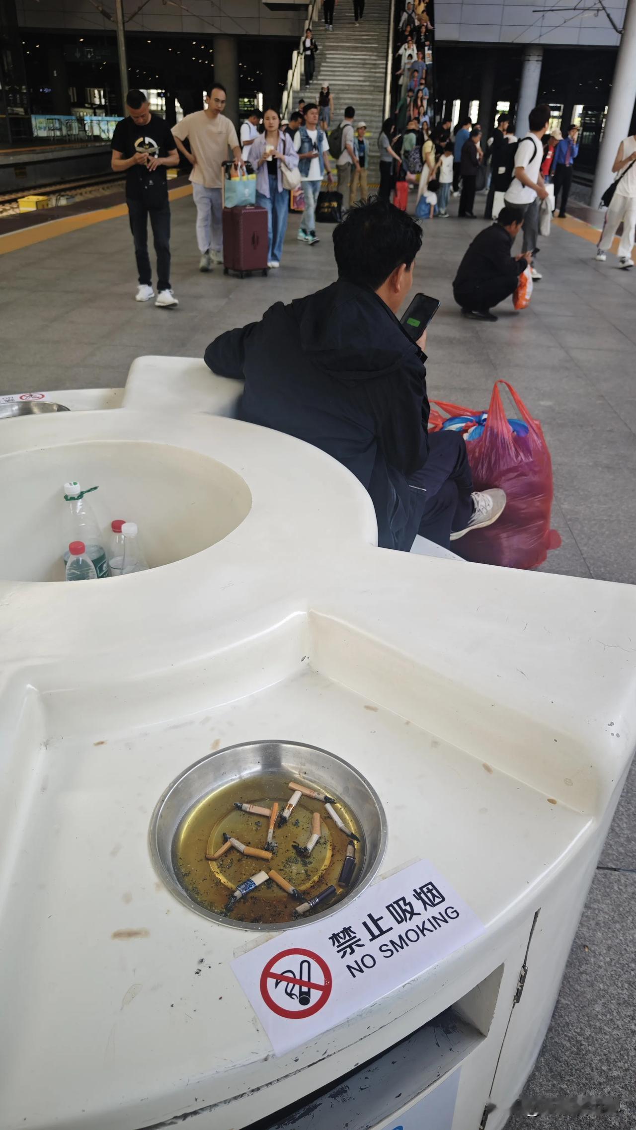 奇葩的宁波火车站。整体上 ，车站的卫生还不错，仔细观察站内轨道，完全没有杂物，这
