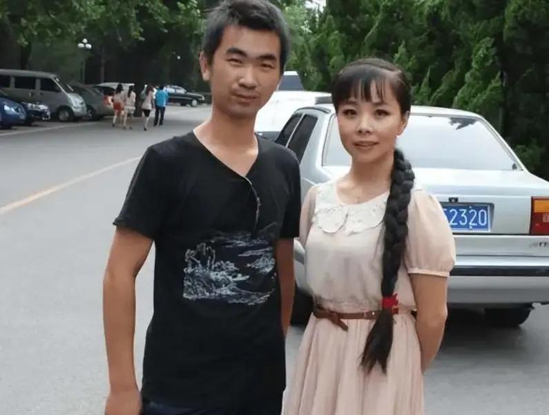 拒绝3亿合约，他带媳妇回村卖土豆
 
镜头里，他蹲在地头扒土，指甲缝里全是泥。三