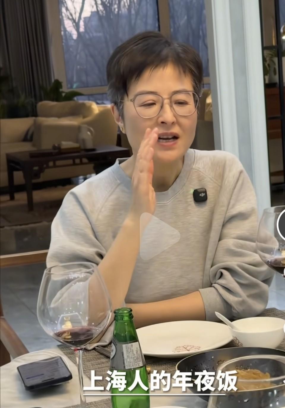 前央视知名主持人张泉灵，用一口流利的上海话讲述上海人的年夜饭文化。评论区网友惊讶
