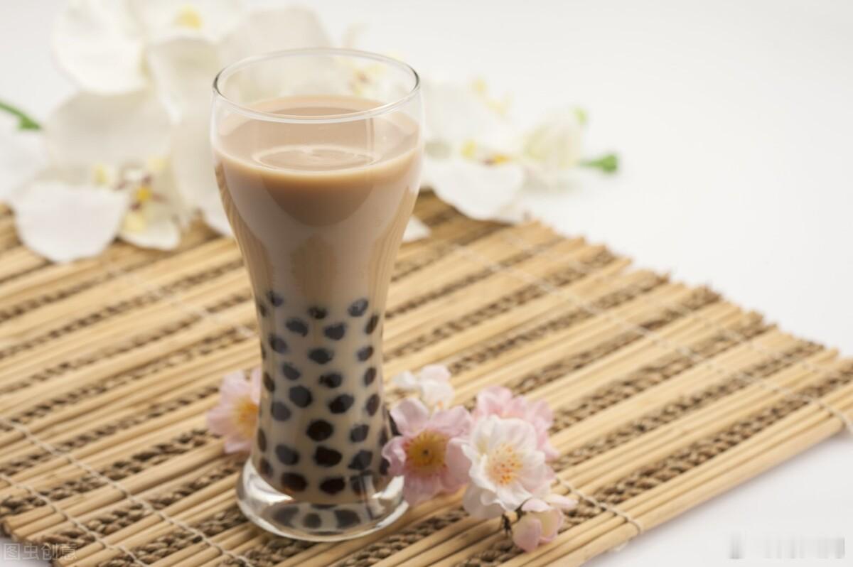 #超七成年轻人开始关注奶茶健康# 曾经，奶茶是味蕾的狂欢，现在，健康成了第一要义