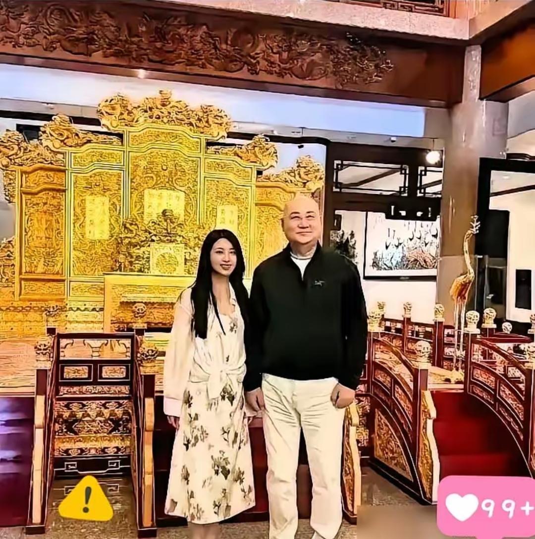 镜头里他搂着年轻姑娘，眼角褶子都舒展开了。想想过去30年，他住在紫檀博物馆，管着
